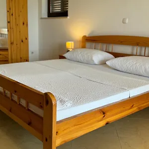 Apartman Bernarda 1, Nin